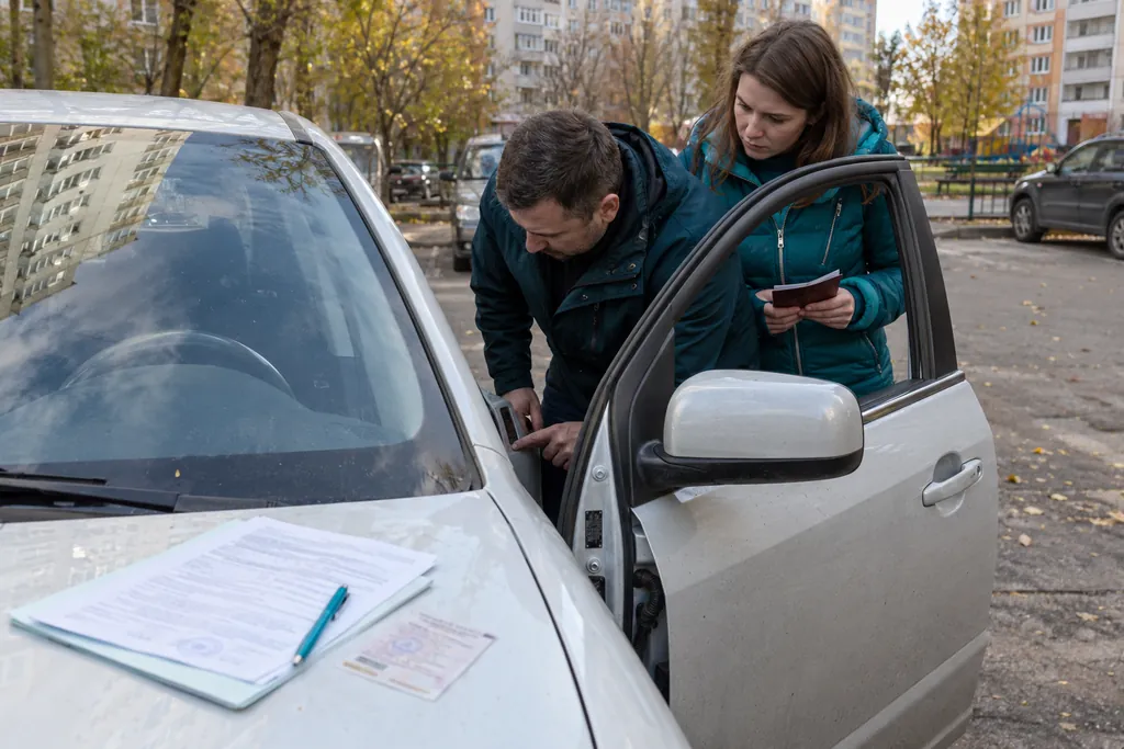 Как заполнить договор купли-продажи автомобиля: продавец сверяет VIN на стойке двери с договором на капоте