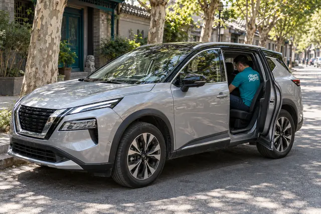 Nissan Qashqai из Китая: сотрудник МироМобиля на втором ряду серебристого кроссовера с V-образной решёткой