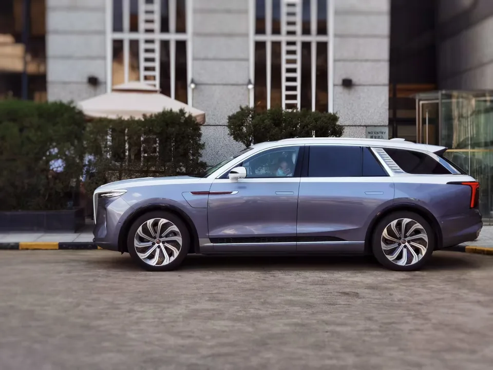 Hongqi E-HS9