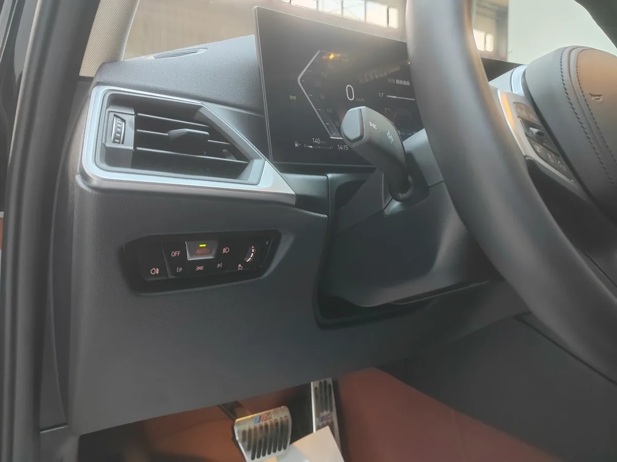 BMW 3 серии 2023 года, снимок 9