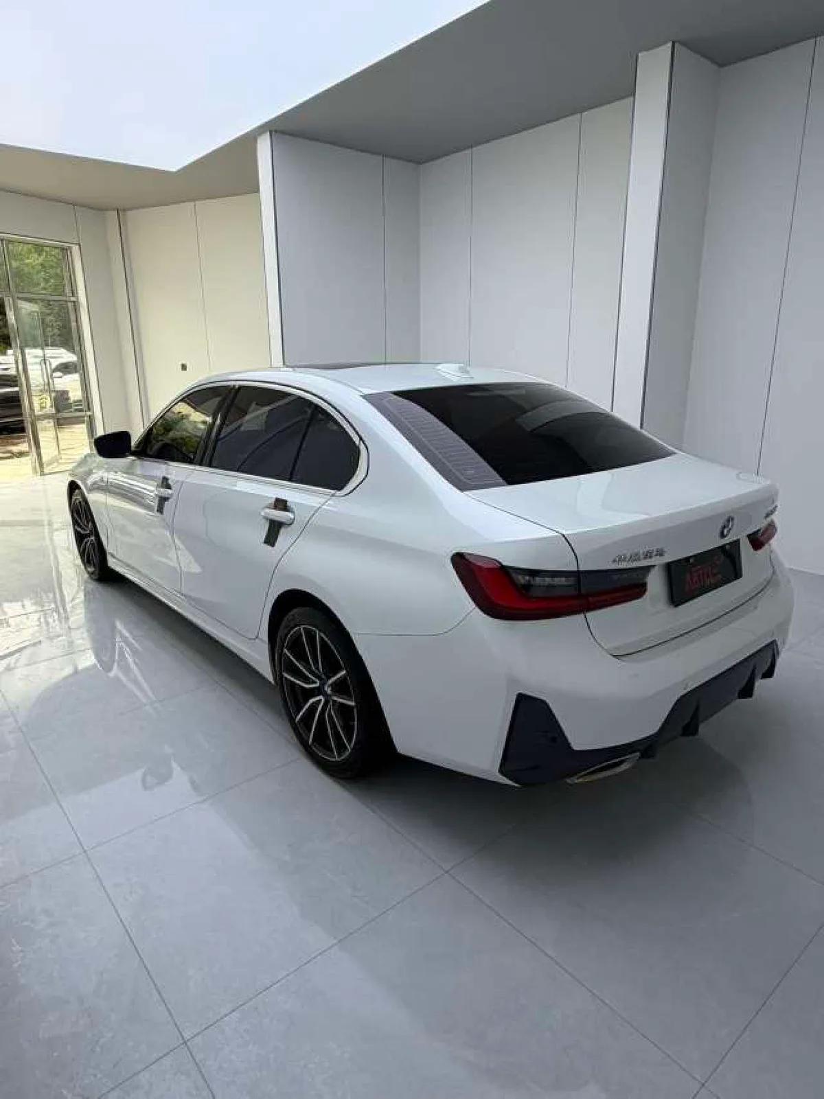 BMW 3 серии 2023 года, снимок 4