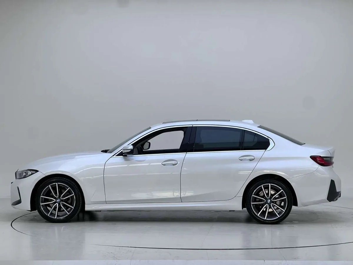 BMW 3 серии 2023 года, снимок 4