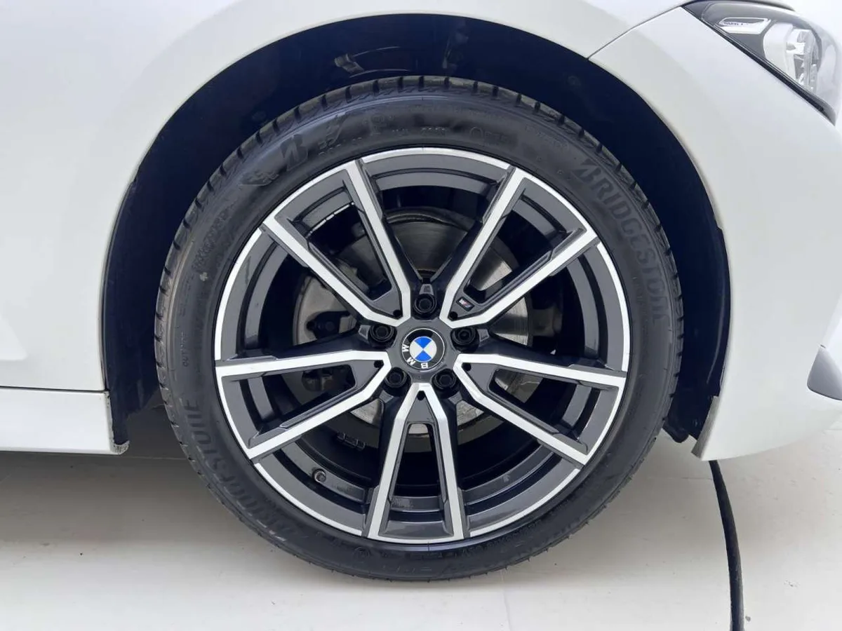 BMW 3 серии 2023 года, снимок 17