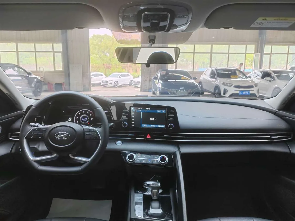 Hyundai Elantra 2023 года, снимок 19