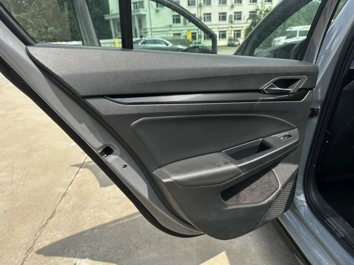 Volkswagen Golf 2023 года, снимок 25