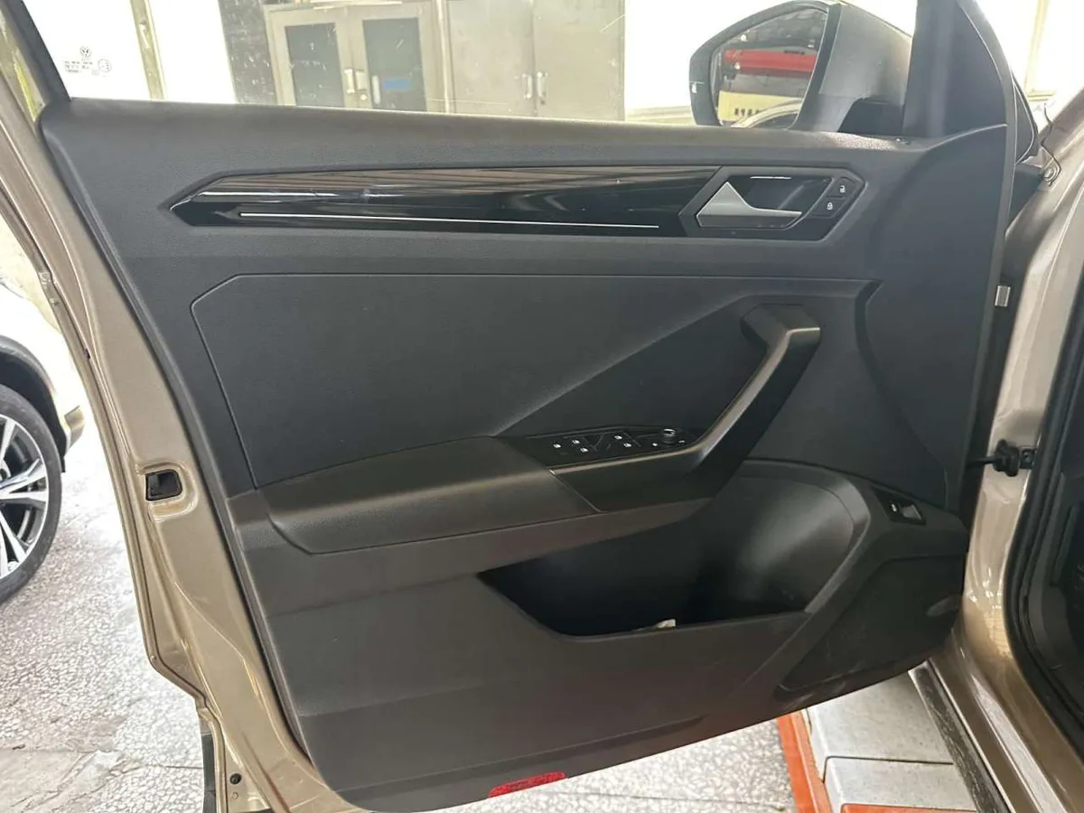 Volkswagen T-Roc 2022 года, снимок 8